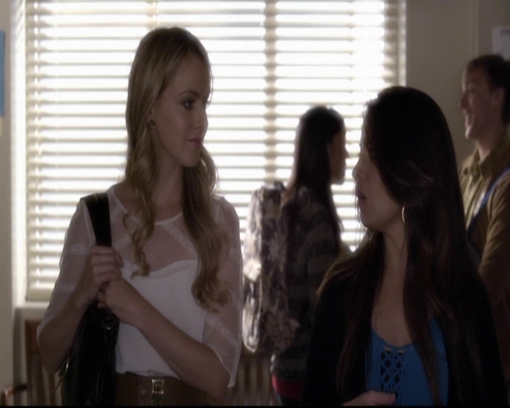 LucyHale-dot-nl_PrettyLittleLiars-3x16MyseryLovesCompany0746.jpg