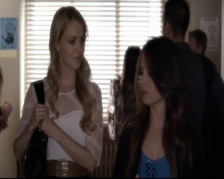 LucyHale-dot-nl_PrettyLittleLiars-3x16MyseryLovesCompany0748.jpg