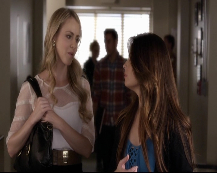 LucyHale-dot-nl_PrettyLittleLiars-3x16MyseryLovesCompany0756.jpg