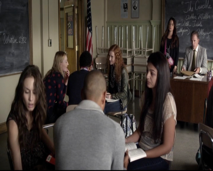 LucyHale-dot-nl_PrettyLittleLiars-3x17OutOfTheFryingPanIntoTheInferno0939.jpg