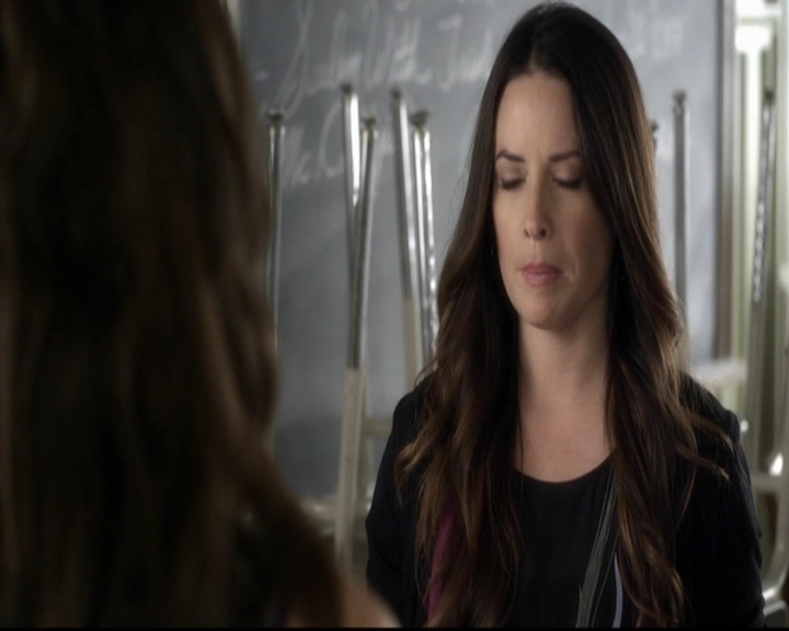 LucyHale-dot-nl_PrettyLittleLiars-3x17OutOfTheFryingPanIntoTheInferno0948.jpg