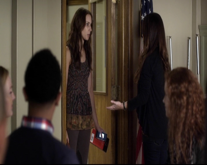 LucyHale-dot-nl_PrettyLittleLiars-3x17OutOfTheFryingPanIntoTheInferno0949.jpg