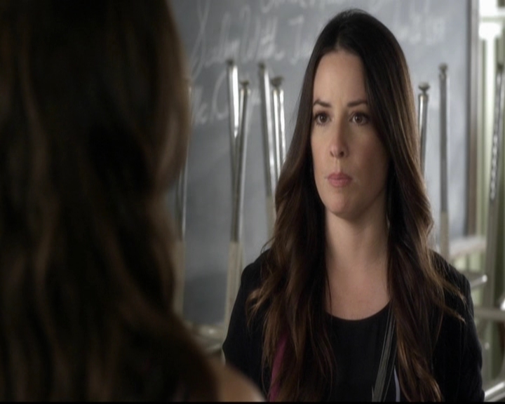 LucyHale-dot-nl_PrettyLittleLiars-3x17OutOfTheFryingPanIntoTheInferno0953.jpg