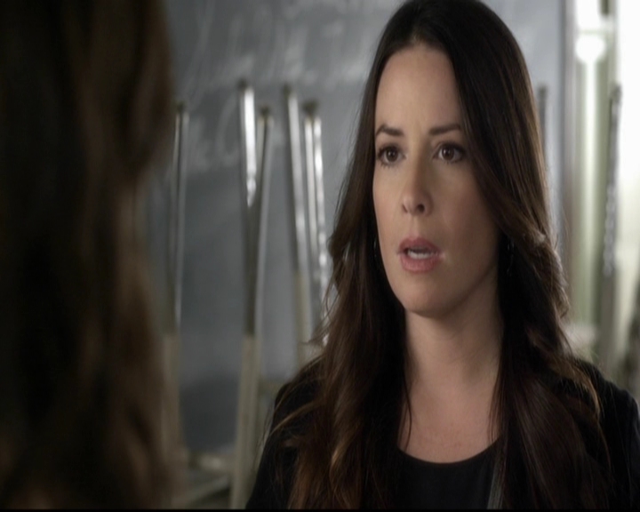 LucyHale-dot-nl_PrettyLittleLiars-3x17OutOfTheFryingPanIntoTheInferno0957.jpg