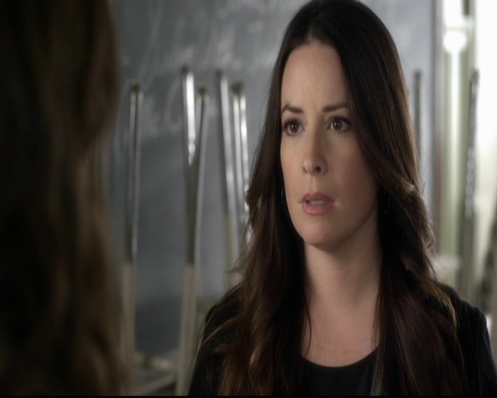 LucyHale-dot-nl_PrettyLittleLiars-3x17OutOfTheFryingPanIntoTheInferno0958.jpg