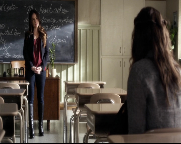 LucyHale-dot-nl_PrettyLittleLiars-3x20HotWater0701.jpg