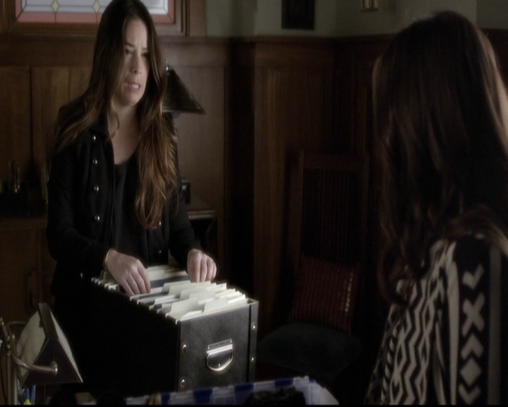 LucyHale-dot-nl_PrettyLittleLiars-3x21OutOfSightOutOfMind0853.jpg