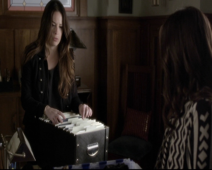 LucyHale-dot-nl_PrettyLittleLiars-3x21OutOfSightOutOfMind0854.jpg