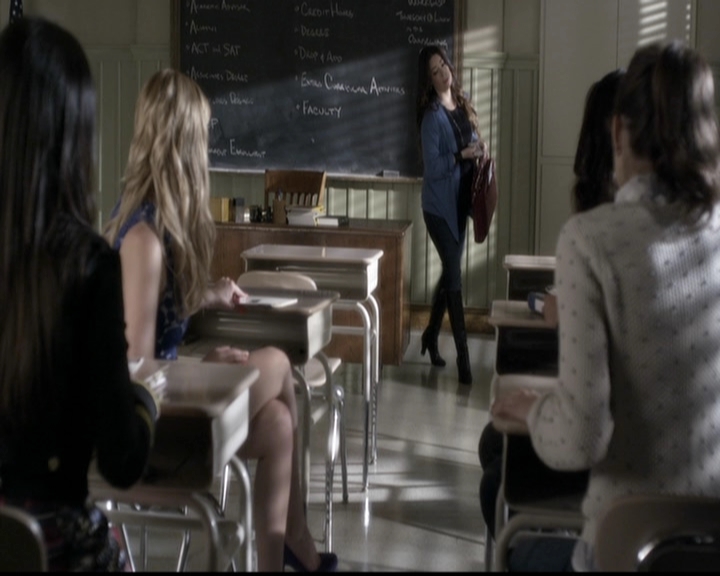 LucyHale-dot-nl_PrettyLittleLiars-4x05GammaZetaDie0361.jpg