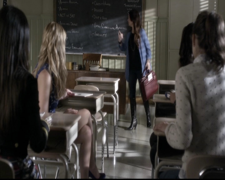 LucyHale-dot-nl_PrettyLittleLiars-4x05GammaZetaDie0362.jpg