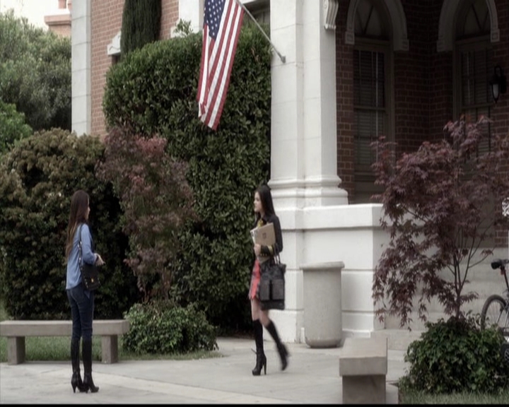 LucyHale-dot-nl_PrettyLittleLiars-4x05GammaZetaDie0453.jpg