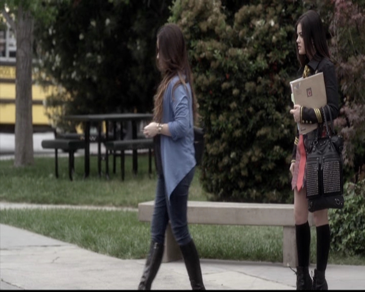 LucyHale-dot-nl_PrettyLittleLiars-4x05GammaZetaDie0470.jpg