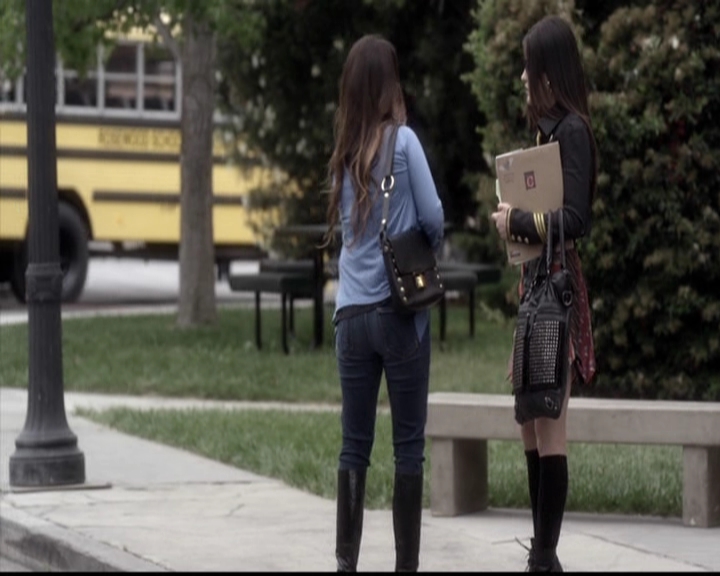 LucyHale-dot-nl_PrettyLittleLiars-4x05GammaZetaDie0472.jpg