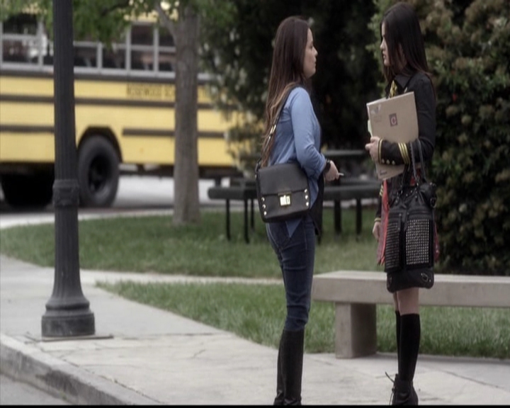 LucyHale-dot-nl_PrettyLittleLiars-4x05GammaZetaDie0474.jpg