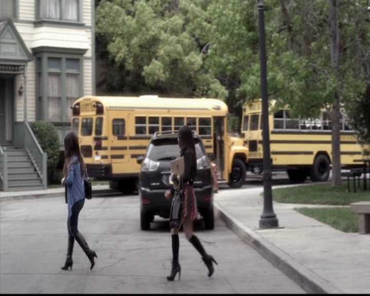 LucyHale-dot-nl_PrettyLittleLiars-4x05GammaZetaDie0480.jpg