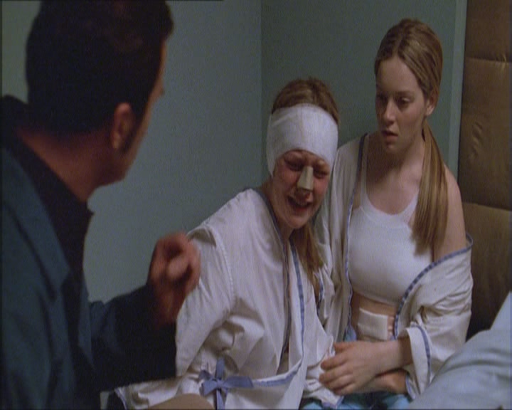 Charmed-Online_dot_net-NipTuck1x02MandiRandi1970.jpg