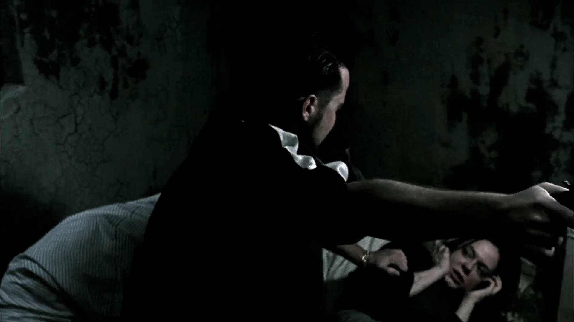 Charmed-Online-dot-NL-DeadAwake2415.jpg