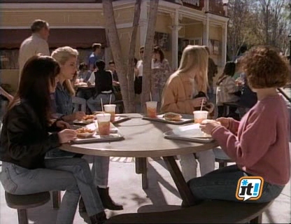 Charmed-Online-dot-NL-BeverlyHills90210-3x26-1333.jpg