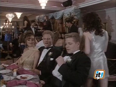 Charmed-Online-dot-NL-BeverlyHills90210-3x27-2159.jpg