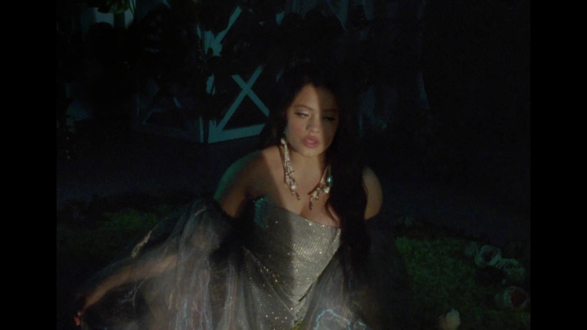 Charmed-Online-dot-nl_SarahJeffery-Suffer_MusicVideo0049.jpg