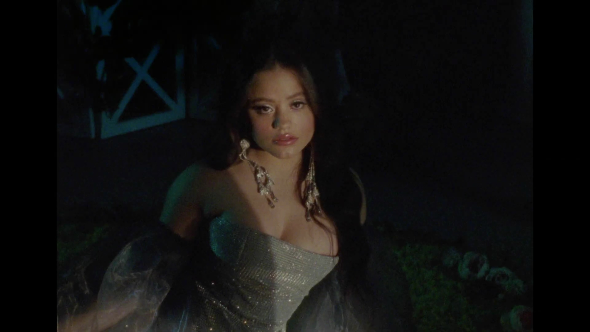 Charmed-Online-dot-nl_SarahJeffery-Suffer_MusicVideo0063.jpg