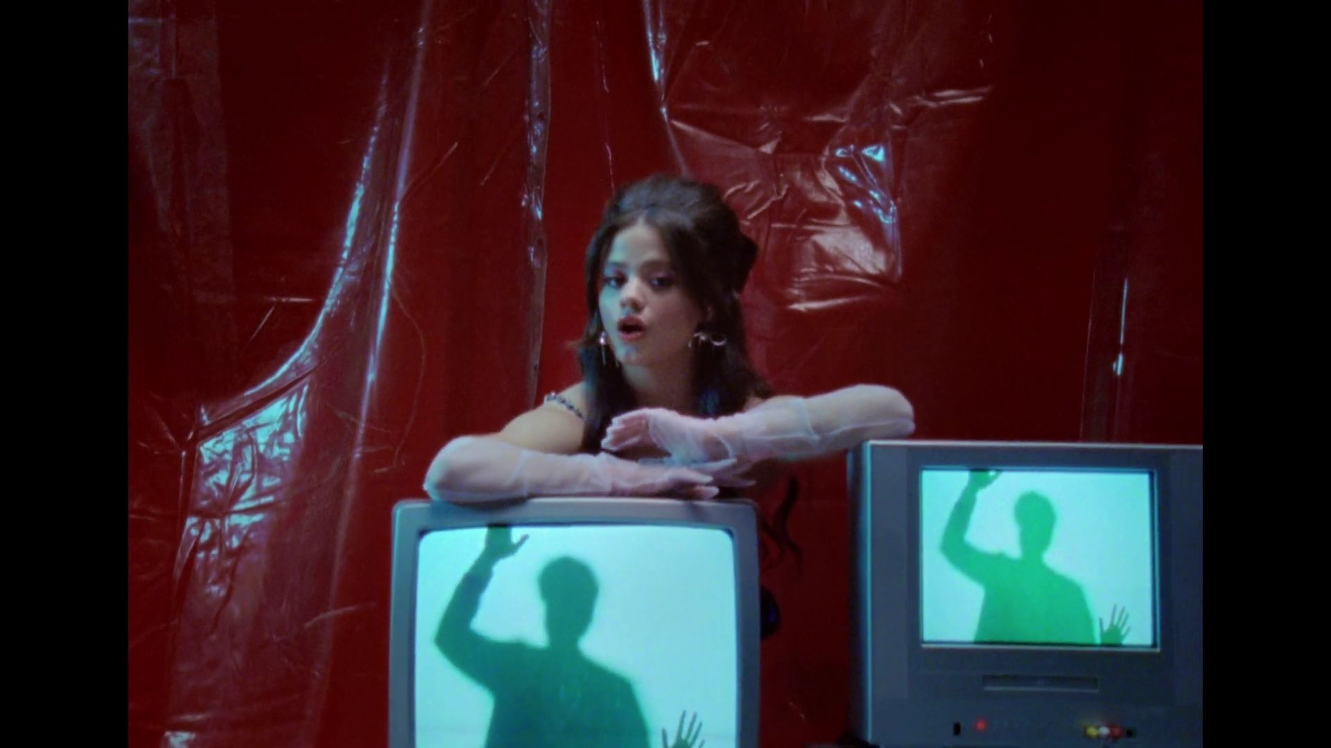 Charmed-Online-dot-nl_SarahJeffery-Suffer_MusicVideo0187.jpg