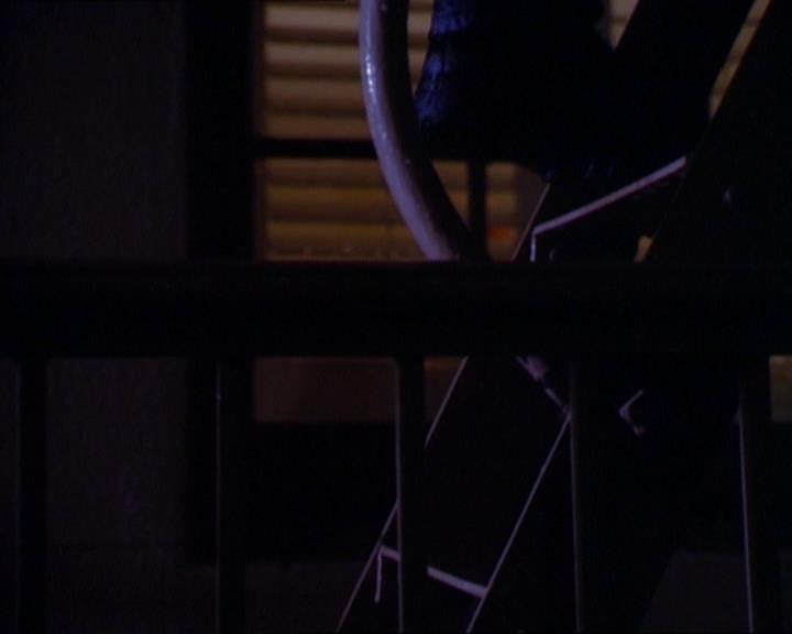 Charmed-Online_dot_net-1x01SomethingWiccaThisWayComes0038.jpg
