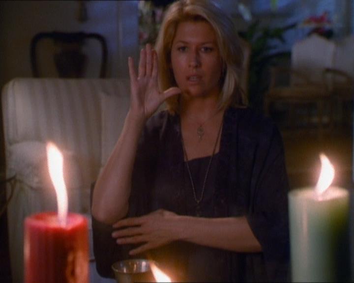 Charmed-Online_dot_net-1x01SomethingWiccaThisWayComes0077.jpg