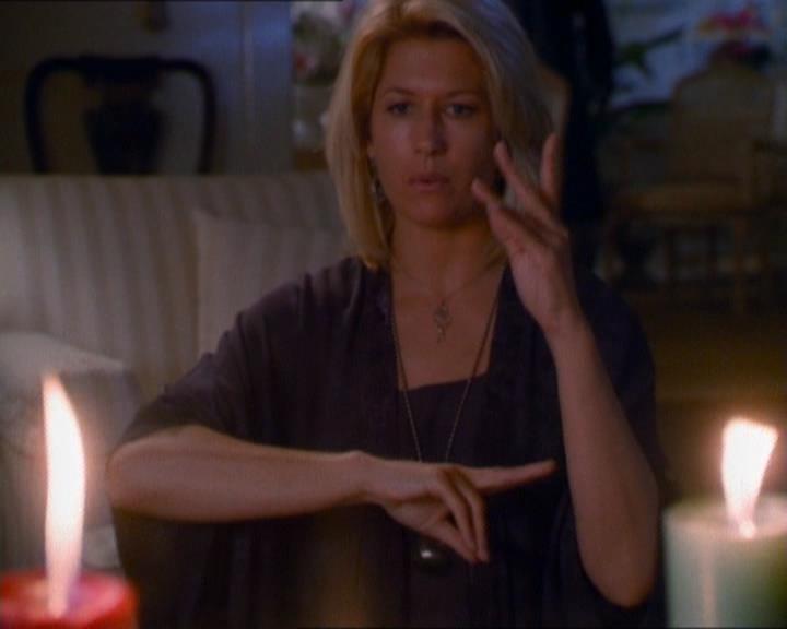 Charmed-Online_dot_net-1x01SomethingWiccaThisWayComes0079.jpg