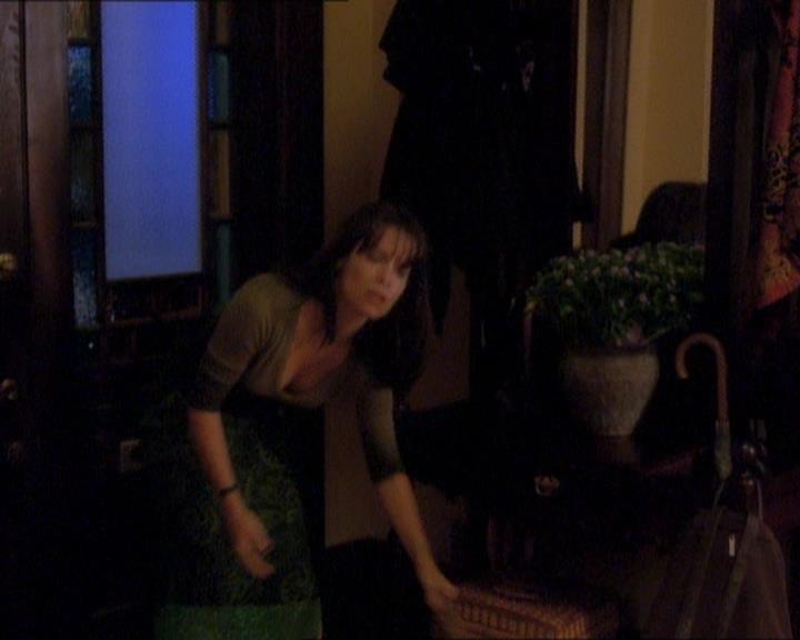 Charmed-Online_dot_net-1x01SomethingWiccaThisWayComes0129.jpg