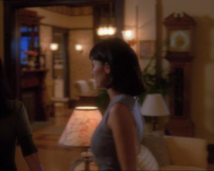 Charmed-Online_dot_net-1x01SomethingWiccaThisWayComes0145.jpg