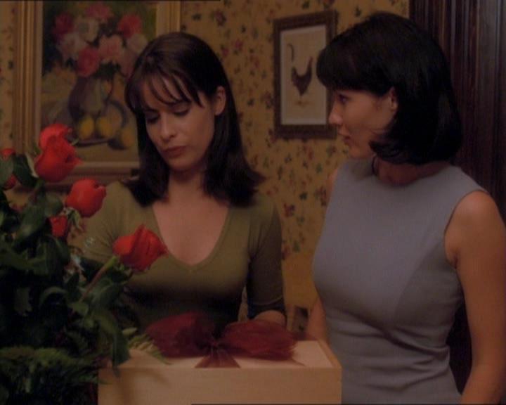 Charmed-Online_dot_net-1x01SomethingWiccaThisWayComes0152.jpg