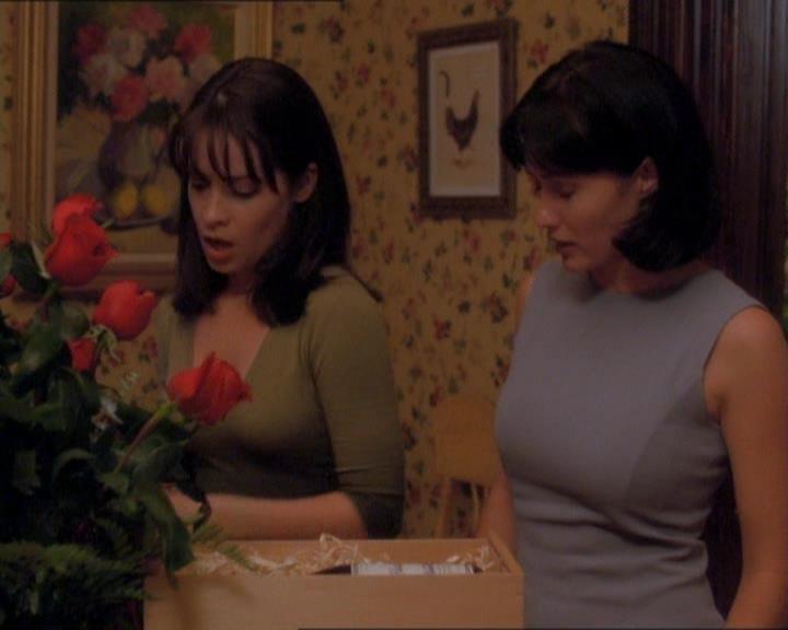 Charmed-Online_dot_net-1x01SomethingWiccaThisWayComes0154.jpg