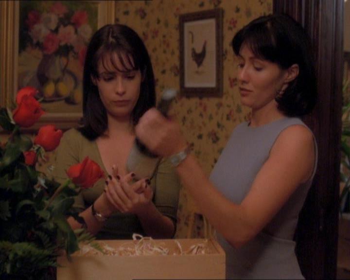 Charmed-Online_dot_net-1x01SomethingWiccaThisWayComes0158.jpg