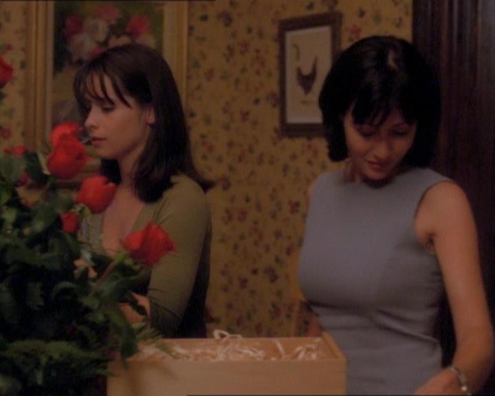 Charmed-Online_dot_net-1x01SomethingWiccaThisWayComes0165.jpg