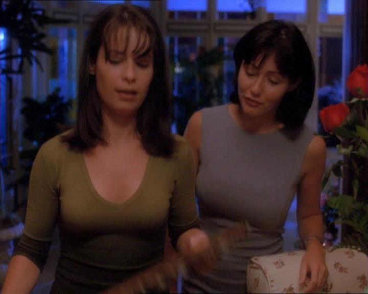 Charmed-Online_dot_net-1x01SomethingWiccaThisWayComes0169.jpg Charmed-Online_dot_net-1x01SomethingWiccaThisWayComes0169.jpg