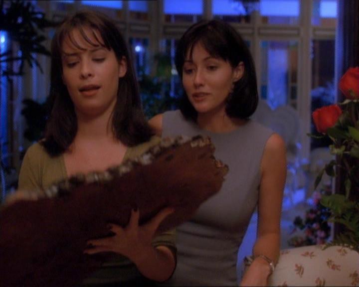 Charmed-Online_dot_net-1x01SomethingWiccaThisWayComes0170.jpg