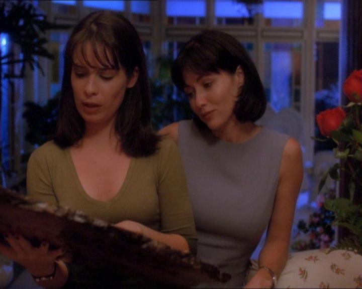 Charmed-Online_dot_net-1x01SomethingWiccaThisWayComes0172.jpg