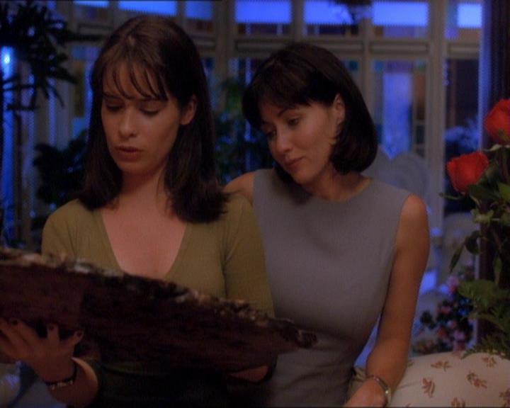 Charmed-Online_dot_net-1x01SomethingWiccaThisWayComes0173.jpg