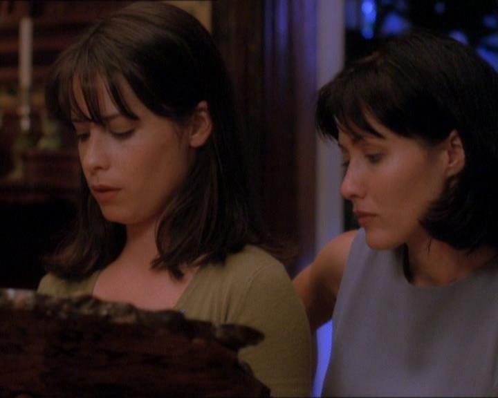 Charmed-Online_dot_net-1x01SomethingWiccaThisWayComes0176.jpg