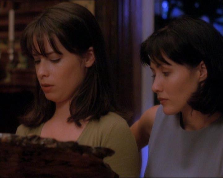 Charmed-Online_dot_net-1x01SomethingWiccaThisWayComes0178.jpg