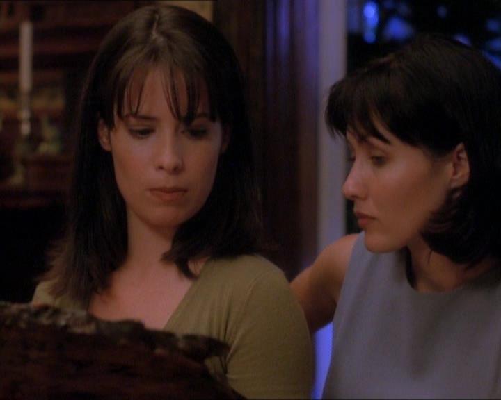 Charmed-Online_dot_net-1x01SomethingWiccaThisWayComes0180.jpg