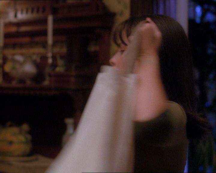 Charmed-Online_dot_net-1x01SomethingWiccaThisWayComes0198.jpg