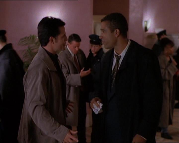 Charmed-Online_dot_net-1x01SomethingWiccaThisWayComes0312.jpg
