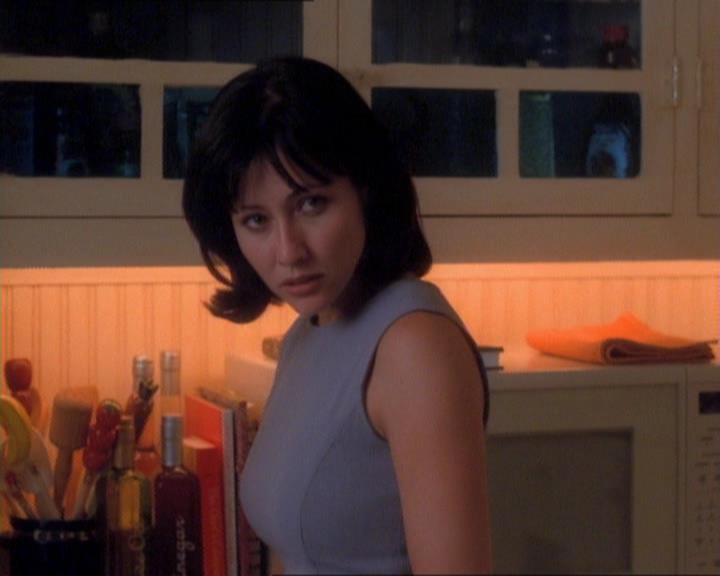 Charmed-Online_dot_net-1x01SomethingWiccaThisWayComes0412.jpg