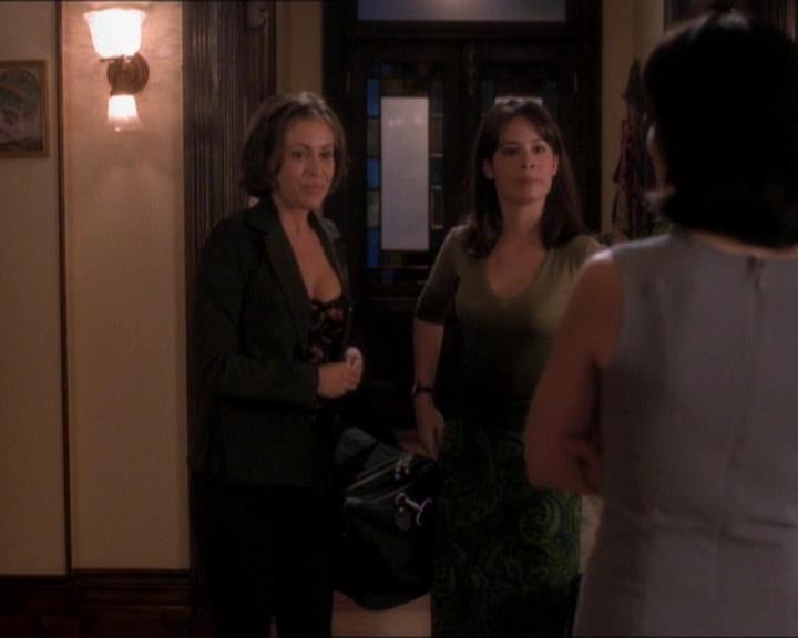 Charmed-Online_dot_net-1x01SomethingWiccaThisWayComes0456.jpg