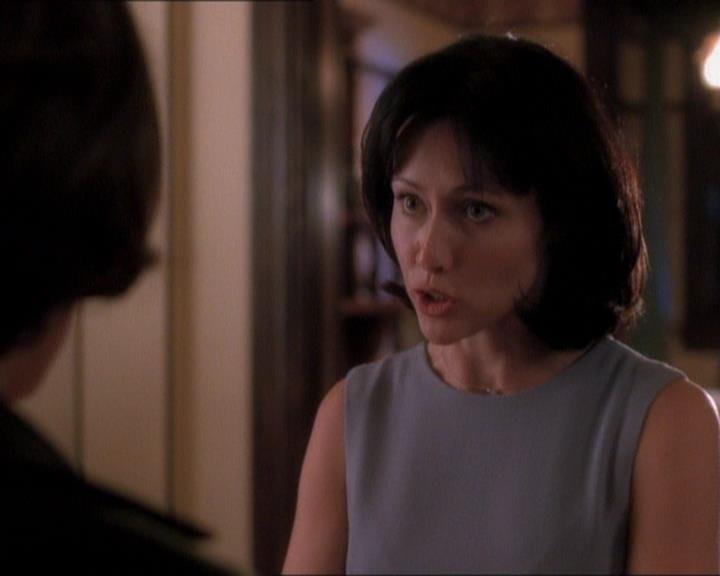 Charmed-Online_dot_net-1x01SomethingWiccaThisWayComes0486.jpg