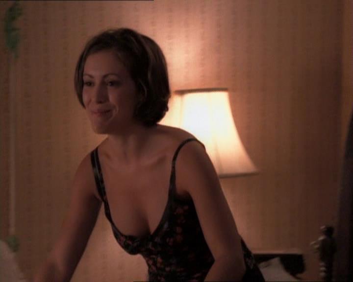 Charmed-Online_dot_net-1x01SomethingWiccaThisWayComes0538.jpg