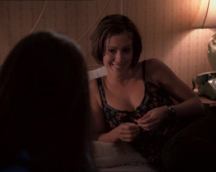 Charmed-Online_dot_net-1x01SomethingWiccaThisWayComes0572.jpg