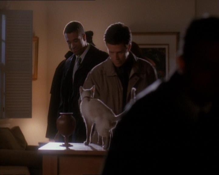 Charmed-Online_dot_net-1x01SomethingWiccaThisWayComes0646.jpg